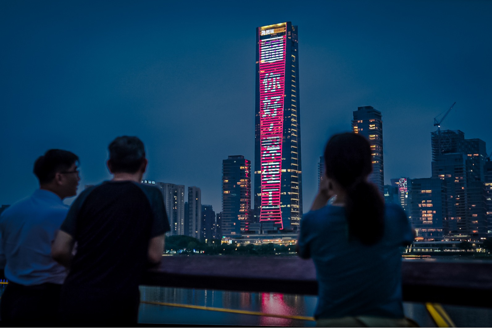 昨晚，廣深兩城為杏鑫娱乐工亮燈！